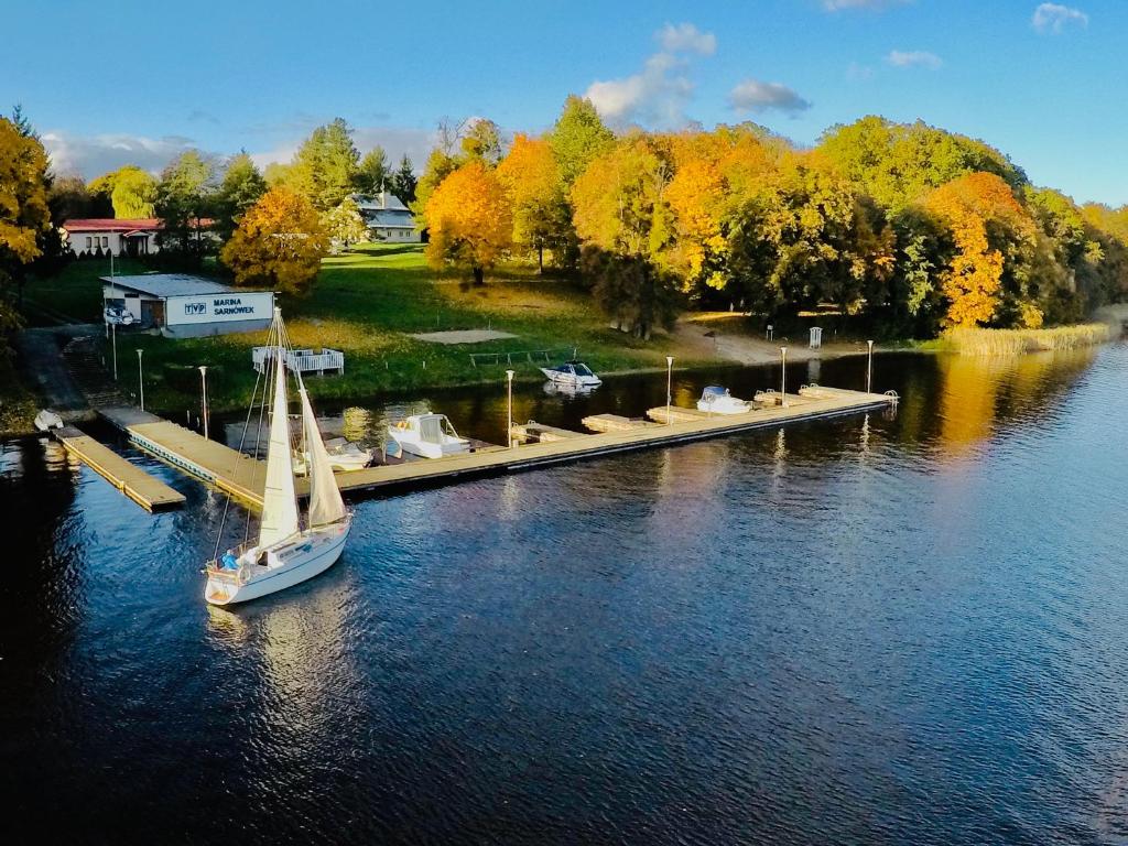 Pomost, żaglówki i ośrodek Sarnówek nad Jeziorakiem